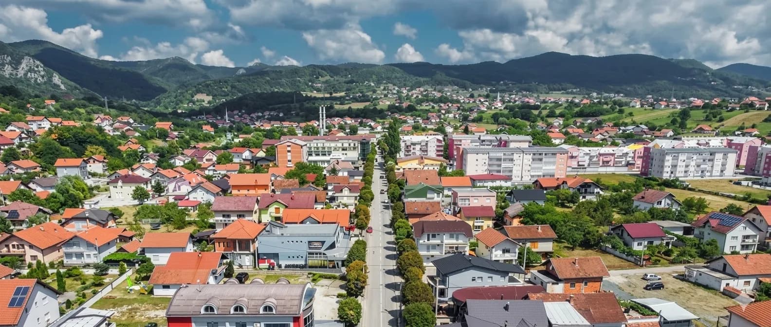 Grönskande landskap kring Kozarac i nordvästra Bosnien