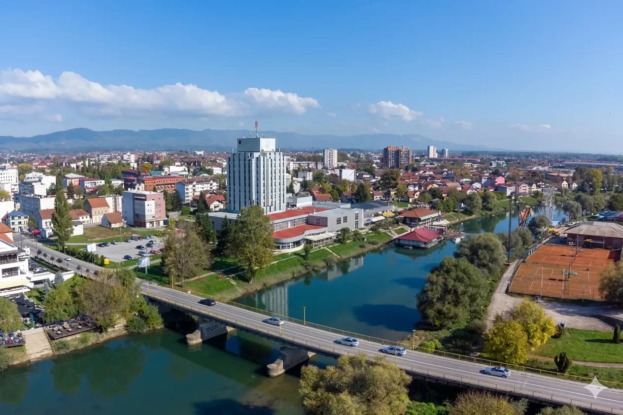 Vy över Prijedor med det karakteristiska stadslandskapet